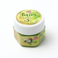 Бальзам для стоп Кокос и Лемонграсс питающий Banna (Nourishing Heel Balm Coconut and Lemongrass Bann 25 гр: ухаживает за грубой и потрескивавшей кожей

Banna Бальзам для стоп питающий Натюр Органик Кокос и Лемонграсс Ароматный органический бальзам для ног Banna "Nature Organic" содержит экстракт лемонграсса, витамин Е, масло кокоса и мочевину. Он эффективно ухаживает за грубой и потрескивавшей кожей на локтях, пятках, руках, ногах. Размягчает ороговевший слой, ускоряет процесс обновления клеток кожи, способствует заживлению трещин, восстанавливает упругость и мягкость кожи. Позволяет быстро избавиться от трещин, предотвращает появление натертостей, препятствует процессу огрубения кожи. Обладает прекрасными антиоксидантными свойствами, уничтожает вредные бактерии, не допускает появления грибковых инфекций, препятствует появлению неприятного запаха. Способ применения: Небольшое количество бальзама втереть в кожу мягкими массажными движениями. Меры предосторожности: Для наружного применения. Не применять в пищу. Беречь от огня. Состав: Нефть, парафин, минеральное масло, масло Cocos Nucifera, витамин Е, экстракт листьев цимбопогона шёнантуса. Срок годности: 3 года Объем: 25 гр