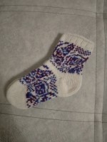 Детские шерстяные носки 16(24-26): Связаны из пряжи белого цвета с бордовым рисунком. Плотная  вязка на ручной вязальной машинке. Ручная сборка. Материал 100% овечья шерсть.