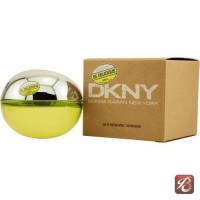 DKNY - Be Delicious 100ml: Цвет: jdk523
Духи DKNY Be Delicious - это аромат из сердца большого города, столичный, богемный, волнующий. Флакон в виде зеленого яблока, выполненный из стекла и металла, отчетливый яблочный оттенок в букете, NY (Нью-Йорк), который, как известно, называют «большое яблоко» - яблочная тема раскрыта полностью.

Креативность флакона и элегантная простота коктейля из запахов, сексуальность и одновременно невинность аромата, сдержанность и провокация - в DKNY Be Delicious все противоречиво и, тем не менее, гармонично. Специалисты Donna Karan смешали запах экзотических цветов с тонкой чувственной нотой древесины и наложили получившуюся композицию на яблочную основу. В результате получились духи, устоять перед запахом которых не могут ни женщины, ни мужчины (существует парный аромат DKNY Be Delicious men). Запах зеленого яблока освежает, но его острота приглушена древесными компонентами и украшена экзотическим цветочным оттенком.

Аромат невозможно забыть. Попробовав его один раз, большинство приобретает Be Delicious снова и снова, не желая расставаться с ним. Окутанная ароматом свежести женщина, вносящая чистые ноты в атмосферу мегаполиса, не окажется незамеченной в толпе, на ее скрытый призыв обязательно откликнется тот самый - единственный и неповторимый.