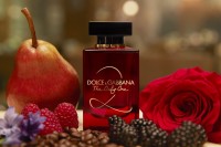 Dolce&Gabbana The Only One 2 50ml edp: 65383 Dolce&Gabbana The Only One 2 50ml edp	45,78

Новая композиция с нотами красной розы воспевает образ сильной и неотразимой женщины, которая всегда остается в центре внимания. Неповторимая, пленительная и притягательная, она точно знает, чего хочет и как этого добиться. Обладая тем же цветочно-восточным характером, что и The Only One, новый аромат The Only One 2 пьянит фруктовыми нотами, окутывающими его, словно красная вуаль. Характерное для The Only One сочетание кофе и фиалки теперь дополнено пудровыми нотами красной розы, символа любви и страсти. После верхних нот красных ягод, груши и фрезии плавно раскрывается сердце композиции, в котором суперэссенция красной розы, фиалка и кофе соединяются в теплый и чувственный аккорд. Мягкие, сладкие базовые ноты бобов тонка и пачули усиливают притягательное звучание аромата, делая его стойким и незабываемым.