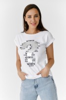 Женская футболка 8208: Цвет: https://www.natali-trikotazh.ru/product/futbolka-8208-2
Футболка полуприлегающего силуэта, средней длины, с округлой горловиной. Рукав цельнокроеный, короткий, на манжете с отворотом. На полочке эффектная печать с аппликацией из пайеток