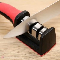 Точилка для ножей Sharpener RS-168: Цвет: http://alfa812.ru/products/tochilka-dlya-nozhej-sharpener-rs-168
Ручная механическая ножеточка - незаменимый аксессуар на любой кухне. Корпус точилки для ножей выполнен из прочного ABS-пластика. Силиконовые вставки на ручке и основании обеспечивают надежный хват, комфорт и безопасность при использовании. Система направляющих ножа автоматически выставляет нужный угол заточки. Для использования установите лезвие ножа в направляющие, которые находятся между затачивающими дисками. Достаточно 5-10 раз провести ножом вперед, приложив усилие. Начинайте с основания ножа ближе к ручке. Опустите нож в точильную систему. Не давите. Проведите нож к себе равномерно с небольшим давлением. Не проводите нож обратно. Поднимите его, и повторите 5 раз с начала. Восстановление остроты ножа зависит от силы нажатия и правильного обращения с точилкой. Точилка для ножей имеет 3 этапа: 1 этап: для первичной заточки используется грубый абразив с алмазным напылением 2 этап: для доводки режущей кромки в V-образную форму используется абразив средней зернистости из карбида вольфрама 3 этап: для полировки и ежедневной правки используется керамический камень. Можно мыть в посудомоечной машине. Материал ABS пластик, Нержавеющая сталь