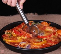 Нож для пиццы и теста двойной "Помощник": Цвет: http://alfa812.ru/products/nozh-dlya-pitstsy-i-testa-dvojnoj-pomoschnik
Согласитесь, и профессиональному повару, и любителю поэкспериментировать на кухне, и тому, кто к приготовлению не имеет никакого отношения, не обойтись без элементарных предметов, таких как Нож для пиццы и теста двойной "Помощник" 18 см. Посуда, столовые принадлежности, аксессуары для приготовления и хранения пищи – незаменимые вещи для всех, кто хочет порадовать свою семью аппетитными и вкусными блюдами. Душевная атмосфера и со вкусом накрытый стол всегда будут собирать в вашем доме близких и друзей. Диаметр роликов 4 см.