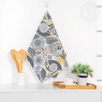 Полотенце кухонное из рогожки "Талавера": Цвет: https://art-dtex.ru/catalog/product/polotentsa_iz_rogozhki-tekstil_dlya_kukhni-polotentse_kukhonnoe_iz_rogozhki_talavera/
СОСТАВ: Хлопок 100%
Торговая марка: АРТ ДИЗАЙН
Коллекция: Полотенца из рогожки
Материал: Рогожка
Плотность ткани: 165 гр./м.кв.
Упаковка: Пакет ПП
Рaзмер: 50х70: Комплектация: 1 шт. - 50х70
Артикул: пкр.50.70 Размер: 50х70: 78
Полотенца из рогожки «Талавера» с цветочным принтом идеально подойдут для оформления кухни. На светлом фоне россыпь сказочных подсолнухов и пушистых одуванчиков с необычными лепестками и листьями в теплых оттенках. Композиция эффектна и самобытна. Чудесный летний дизайн подарит ощущение радости и создаст в интерьере атмосферу уюта.