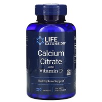 Кальций с витамином Д: https://ru.iherb.com/pr/Life-Extension-Calcium-Citrate-with-Vitamin-D-200-Vegetarian-Capsules/81499

Кальций является самым распространенным минералом в организме... прежде всего, в костях и зубах. При формировании кости кальций образует кристаллы, которые делают ее прочной.

Однако кальций необходим не только для здоровых костей. Он также важен для сокращения мышц, сокращения и расширения кровеносных сосудов, секреции гормонов и ферментов и отправки сигналов через нервную систему. Мета-анализ 56 клинических испытаний показал, что увеличение потребления кальция с 1000 до 2000 мг/день значительно влияет на здоровье сердца. Кроме того, научные исследования свидетельствуют о том, что увеличение потребления кальция может также способствовать поддержанию оптимального веса.

Кальций является неотъемлемым минералом, которого часто не хватает в организме и который неэффективно усваивается, или выводится быстрее, чем успевает усвоиться. Считается, что цитрат кальция хорошо поглощается и усваивается организмом. Именно в такой форме его рекомендуют многие врачи и диетологи. Цитрат кальция легко растворяется, даже если в желудке мало кислоты. По мере старения у многих людей в желудке вырабатывается меньше кислоты, поэтому цитрат кальция прекрасно подходит для пожилых людей. Добавки витамина D3 также очень важны, поскольку он стимулирует усвоение кальция и способствует здоровой плотности костной ткани. Однако по мере старения у людей часто теряется способность воспроизводить витамин D3.

Кальций и другие минералы лучше всего не принимать с клетчаткой, так как она может мешать их усвоению. Исследования показывают, что кальций из пищевых добавок и молочных продуктов может препятствовать усваиванию железа, однако очень трудно проследить различие между влиянием кальция на усваиваемость железа и ингибирующими факторами, такими как фитат. Тем не менее, современные ученые говорят, что ингибирование кальция при усвоении железа длится недолго и что организм обладает адаптивными механизмами.

Добавки кальция лучше всего принимать во время еды. Такие добавки нужно всегда принимать с полным стаканом воды, сока или другой жидкости для повышения растворимости. Если препараты, содержащие кальций, принимать только один раз в день, то лучше всего делать это вечером.