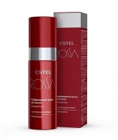 Парфюмерная вуаль для волос ESTEL ROSSA, 100 мл: Лёгкая и невесомая текстура ароматического спрея для волос обогащена экстрактом лепестков розы, благодаря которому волосы приобретают элегантный аромат с нотками утончённости и свежести. Формула с увлажняющим компонентом и растительными экстрактами делает локоны мягкими, блестящими и ухоженными. Парфюмерный мист для волос подходит для всех типов волос, включая сухие, ломкие и окрашенные. Особенно рекомендована тем, кто стремится придать укладке особый шарм, не прибегая к тяжёлым текстурам. Арома-спрей для волос моментально устраняет тусклость, придаёт гладкость и подчёркивает природную красоту. Лёгкое обволакивание обеспечивает ощущение шелковистости без липкости или эффекта утяжеления. Аромат повторяет парфюм ROSSA, оставляя за вами изысканный шлейф на протяжении всего дня. С каждым применением волосы выглядят более ухоженными и блестящими, словно после салонной процедуры. Результат — гладкие, сияющие локоны с тонким ароматом, подчёркивающим индивидуальность. Волосы становятся приятными на ощупь, послушными при укладке и выглядят безупречно в любой ситуации.